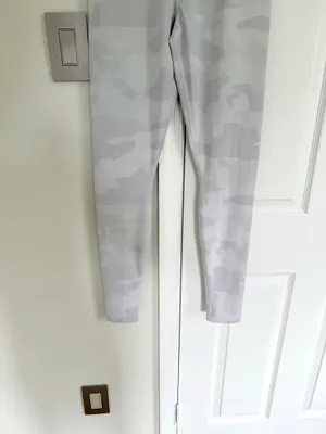 Alo Yoga High Waist Vapor Legging White Grey Camouflage Camo M Workout Yoga thumbnail 6