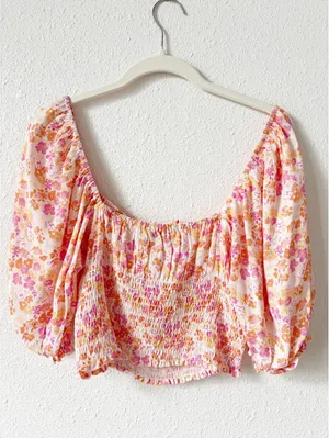 Charlie Holiday Penelope Blouse Pink Floral Size 8 Crop Top Smocked Peasant thumbnail 2