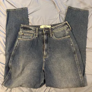 Hollister Curvy High-Rise Mom Jeans thumbnail 1