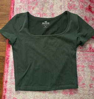 Hollister Baby Tee Green thumbnail 1