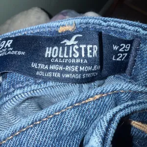 Hollister Ripped Ultra High-Rise mom Jeans 9R thumbnail 5