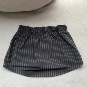 Alo Yoga Pinstripe Daylight Mini Skirt Black/Titanium XXS thumbnail 6