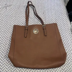 Women’s Michael Kors Jet Set Large Travel Tote Brown Camel Saffiano Leather thumbnail 1