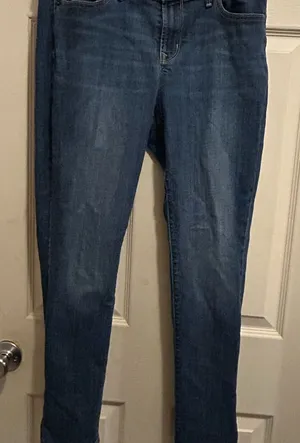 Old Navy Women's curvy profile mid rise jeans - size 8 short thumbnail 1