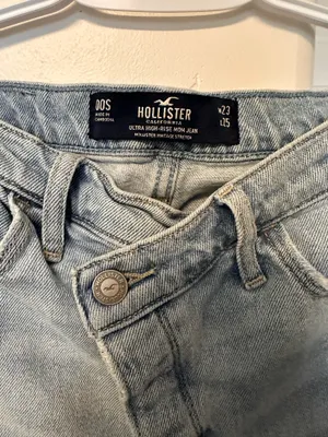Hollister Jeans Mom Ultra High-Rise thumbnail 2