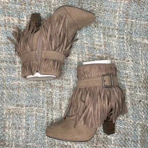 Qupid Women Almond Toe Belted Fringe Ankle Bootie in Taupe thumbnail 6