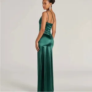 Windsor Rhiannon Hunter Green Satin One Shoulder Maxi Dress NWT Size Small thumbnail 2