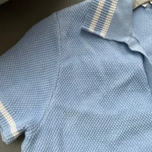 Alo Yoga Tennis Club Sweater Knit Cropped Polo Seashell Blue/White XS thumbnail 4