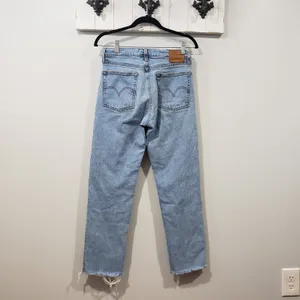 Levi’s Wedgie Straight Jeans Size 27 Light Wash High Rise Raw Hem Denim thumbnail 2