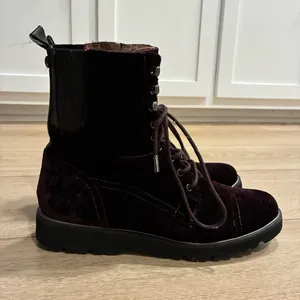 Donald Pliner Women’s Carmen Velvet Combat Boots Burgundy Red Size 6.5 thumbnail 1