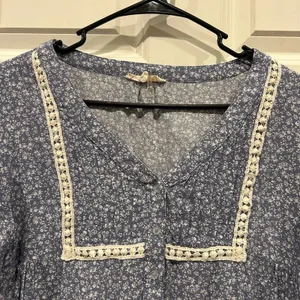 Entro Womens Blue‎ Floral Crochet Lace Trim Button Front Boho Blouse Small thumbnail 2