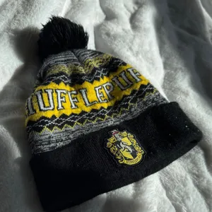 Harry Potter Hufflepuff Knit Pom Beanie Hat Black Yellow Warner Bros OS thumbnail 1