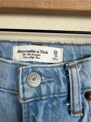 Abercrombie & Fitch The 90’s Straight Ultra High Rise Split Hem Jeans thumbnail 3