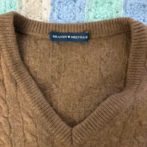 Brandy Melville Brown Cable Knit Sweater Vest Womens One Size V Neck Cropped Tan thumbnail 4