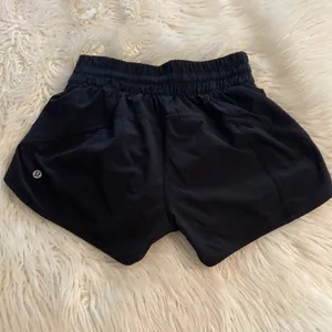 Lululemon Short size 6 Black Athletic Shorts excellent condition thumbnail 3