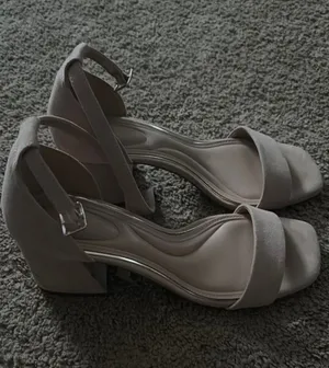 Kelly & Katie Heels Nude thumbnail 1