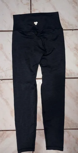 Golden by Aritzia leggings Heathered Black / Dark Grey). Length: Short / Crop 7/8 (with a 24-inch internal seam thumbnail 1
