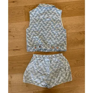 Dolce Vita - Embroidered Daisy Sleevelest Vest Top & Shorts Set in Blue & White thumbnail 6