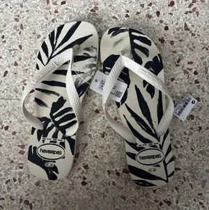 NWT Havaianas Aloha Flip Flops size 9/10 thumbnail 1