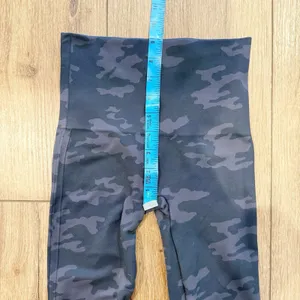 Spanx Black Camo Seamless Leggings Size Small High Waist Sculpting Athleisure thumbnail 4