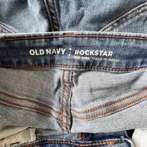 Old Navy Rockstar Mid Rise Skinny Jeans Womens 4 Distressed Medium Wash Denim thumbnail 3