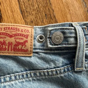 Levi's Women's Cinch Baggy Jeans thumbnail 7