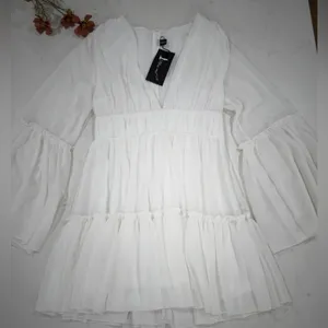 Elegant White Flowy Dress thumbnail 4