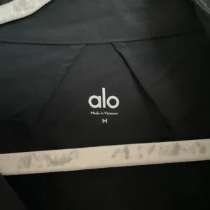 Alo Yoga Light Weight Takeaway Track Pullover Black M thumbnail 4