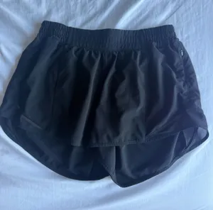 black lululemon hotty hots 4 inch thumbnail 1