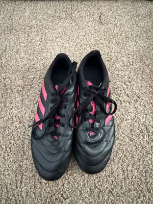 Black and pink women soccer cleats thumbnail 2