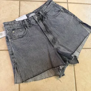 We Wore What Boyfriend Short Rigid Denim Washed Grey Jean Shorts 25 Summer NWT thumbnail 2