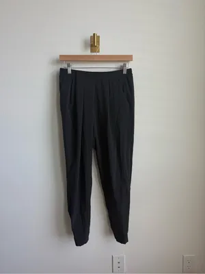 Lululemon Keepsake Pant Black Tapered Lightweight Pants Size 6 thumbnail 4
