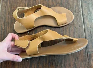Women’s tan sandals Size 7.5 thumbnail 1