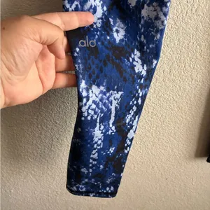 Alo Yoga Blue Snake Patterned Leggings M thumbnail 9