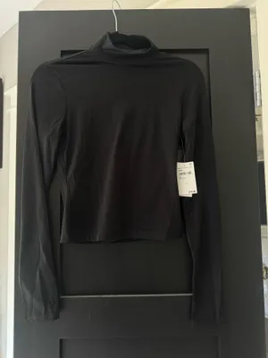 NWT Good American Mock Neck Long Sleeve Top thumbnail 1