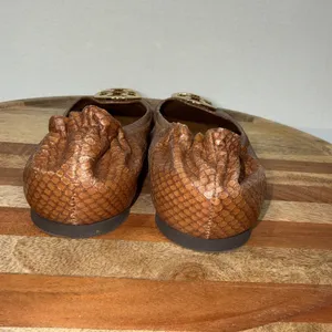Tory Burch Reva Snake Skin Embossed Ballet Scrunch Flats Logo SZ 8.5 Brown Gold thumbnail 3