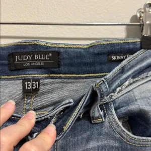 Judy Blue Light Wash Distressed Hem High Rise Skinny Fit Jeans Size 13/31 thumbnail 4