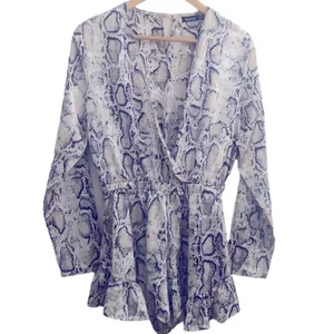 Boohoo Gray Snake Print Ruffle Long Sleeve Surplus Vneck Romper 8 thumbnail 3