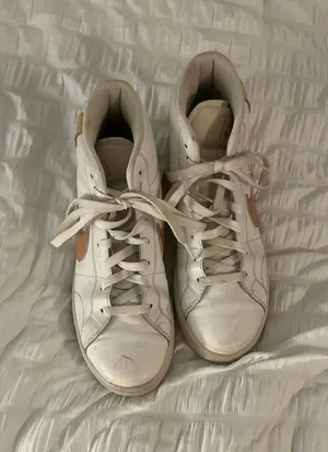 White Nike Sneakers thumbnail 1