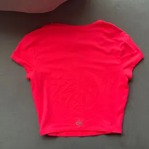 Alo Yoga Alosoft Crop Finesse Short Sleeve Fluorescent Pink Coral XS thumbnail 5