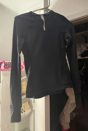 Lululemon long-sleeve training/workout top with a zip pocket thumbnail 1