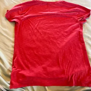 L.L Bean Women’s M Pullover Crew Neck Short Sleeve T Shirts Red And Green thumbnail 3