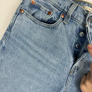 Levi’s Wedgie Straight Leg Jeans Sz 28 Light Wash Button Fly thumbnail 8