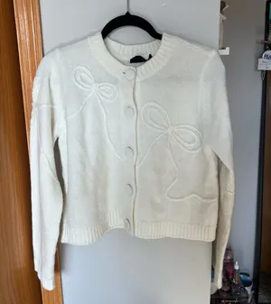 RD Style White bow sweater thumbnail 1
