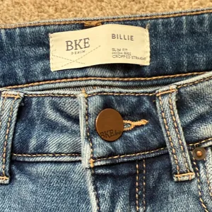 Woman’s BKE Billie Slim Fit Cropped Straight High Rise Stretch Jeans Size 27X28 thumbnail 3