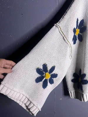 POL Daisy Knit V Neck Long Sleeve Sweater. Size Medium thumbnail 7