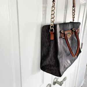 Michael Kors Hamilton Large East West Monogram Shoulder Tote thumbnail 5