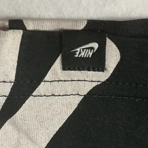 Nike Sportswear All Over Print Crop Top Black White Women Medium‎ thumbnail 3