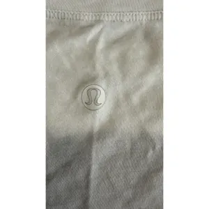 Lululemon White Sleeveless Muscle Tank Top Curved Hem Reflective Logo 4512 thumbnail 3