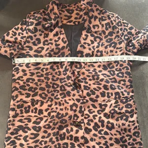 Women’s Lightweight Leopard Print 2 Piece Pant Suit Set Size M NEW thumbnail 10